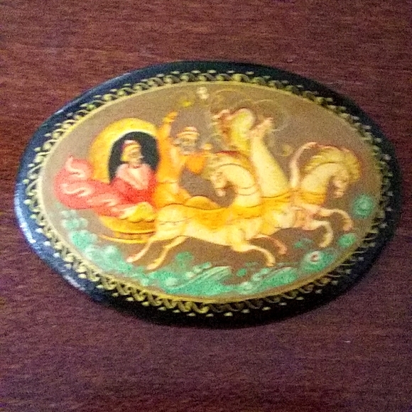 VINTAGE HAND PAINTED RUSSIAN OVAL BLACK LACQUER FOLK ART BROOCH/ - Picture 3 of 8